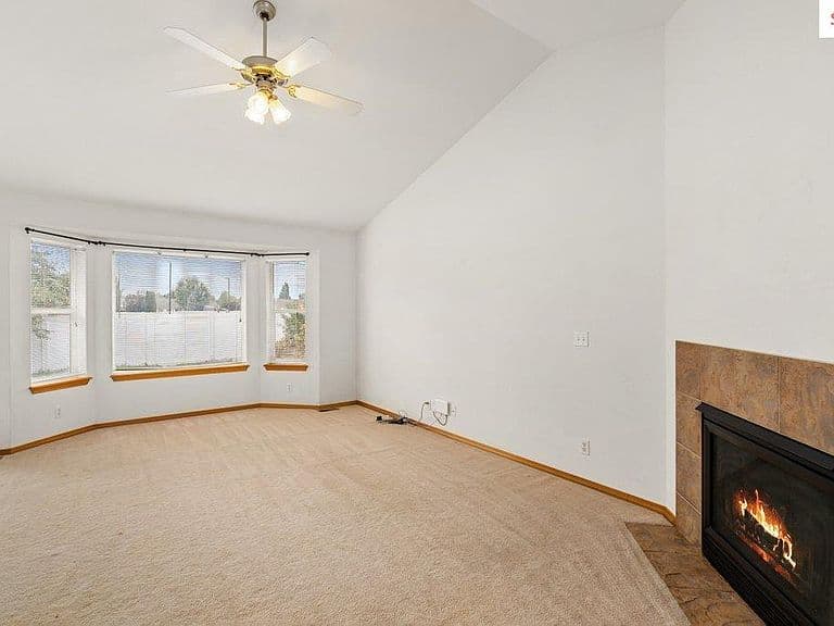 8120 N Ainsworth Dr photo 3