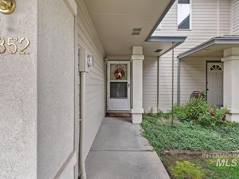5852 N Cobbler Ln photo 2