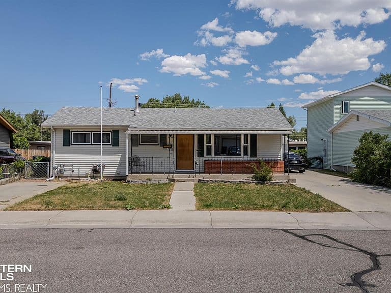 1735 Laramie Ave photo 1