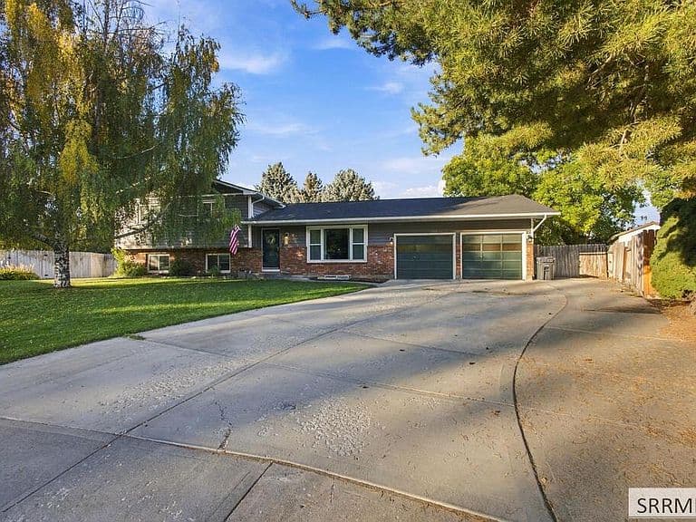 650 Brentwood Cir photo 1
