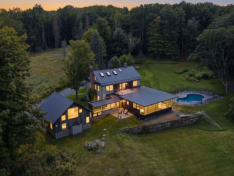 28 Loomis Road photo 1