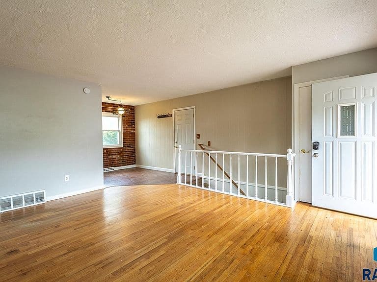 1305 S Point Dr photo 4