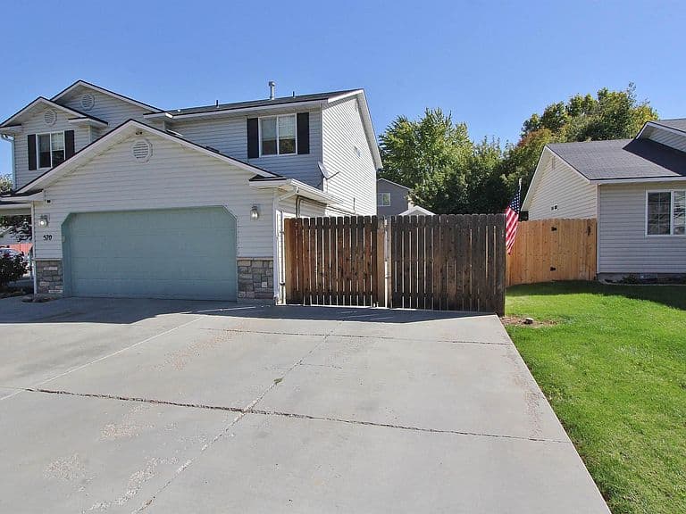 570 N Sourwood Ave photo 2