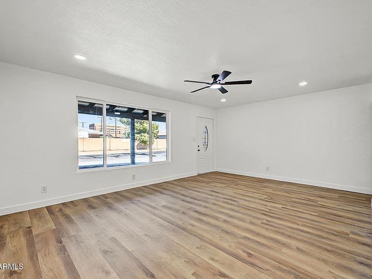 2051 W RANCHO Drive photo 4