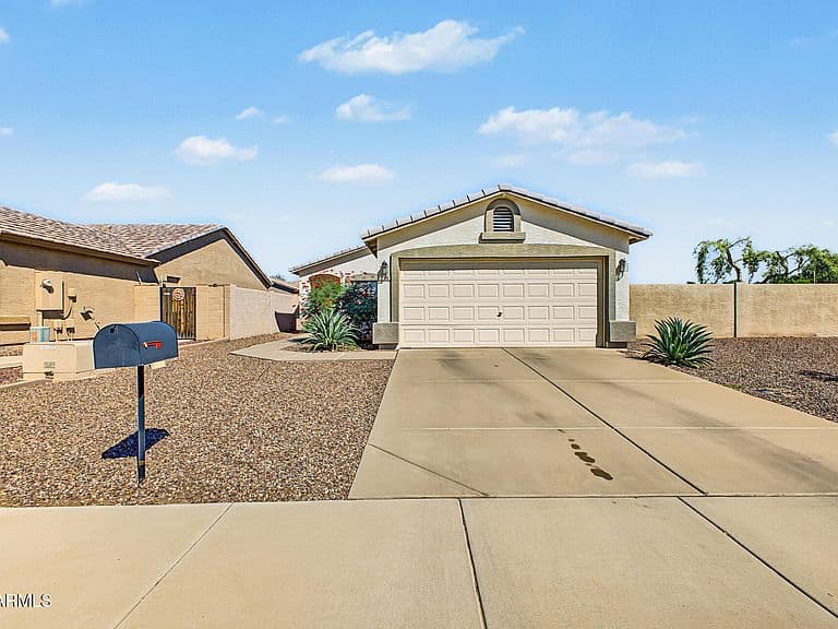 726 E MAHONEY Circle photo 2