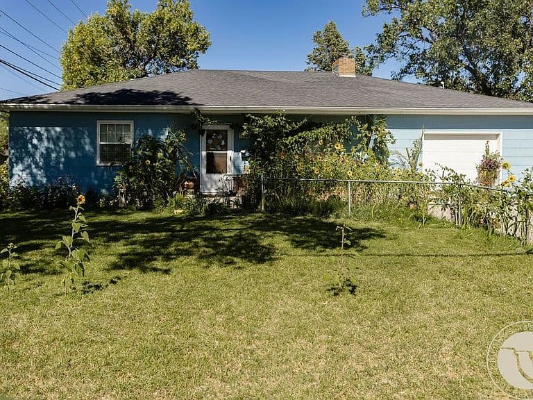 1549 Lewis Ave photo 2