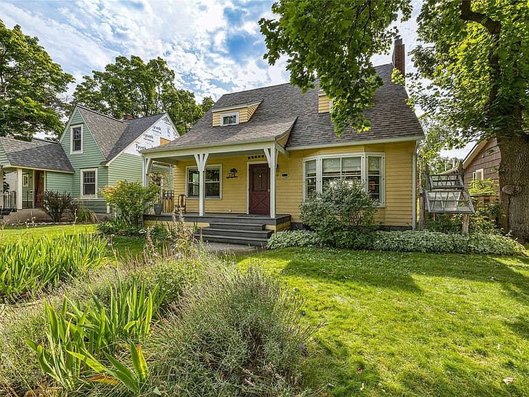 418 Woodford St photo 1