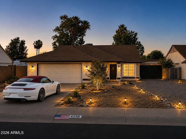 4238 E EVERETT Drive photo 2