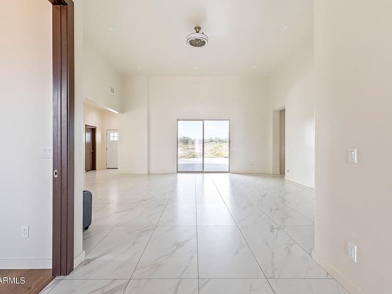 17021 E Lowden Rd photo 4