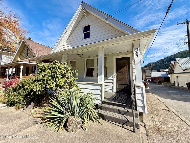 307 3rd St photo 1
