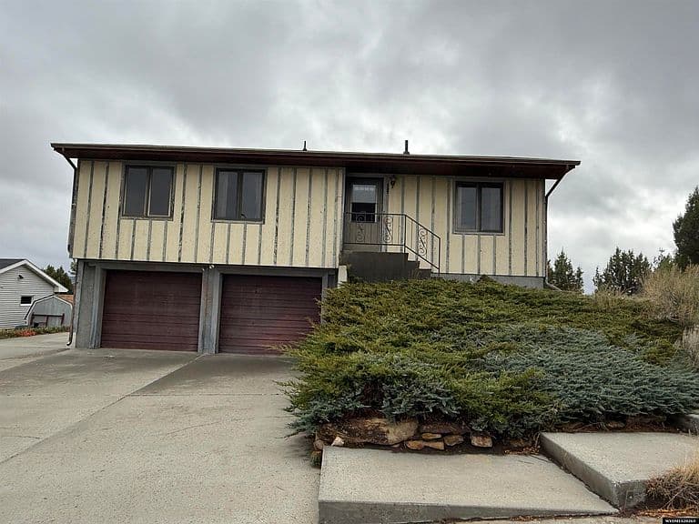 137 Cedar Ridge Dr photo 3