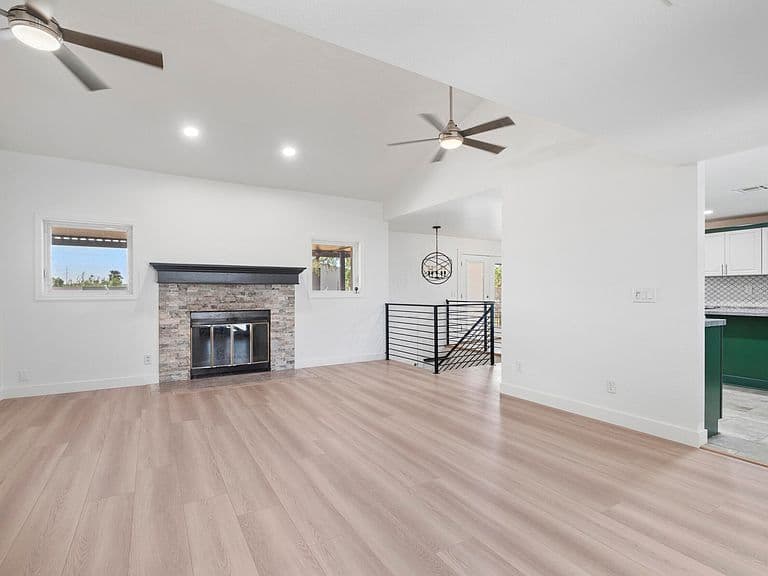 325 W MANHATTON Drive photo 3