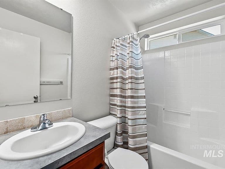 20533 Wyeth Ave photo 5