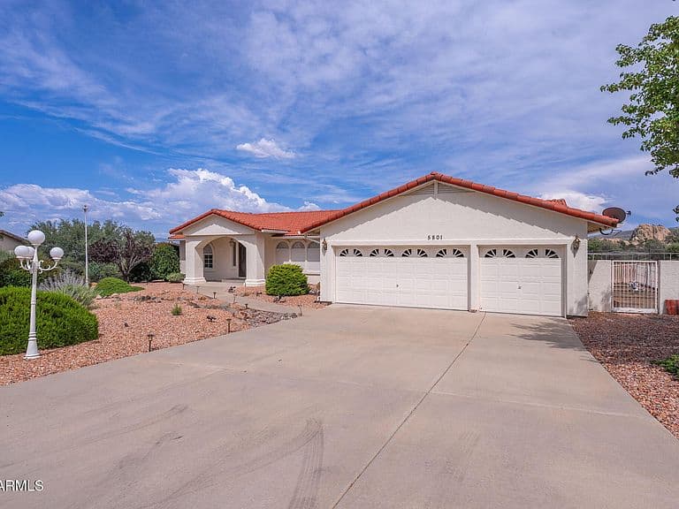 5801 N HONEYSUCKLE Road photo 3