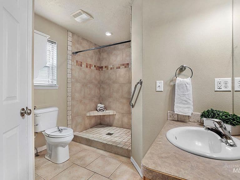 427 Clover Ave photo 3