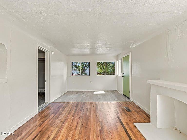 114 E Dupont Ave photo 5