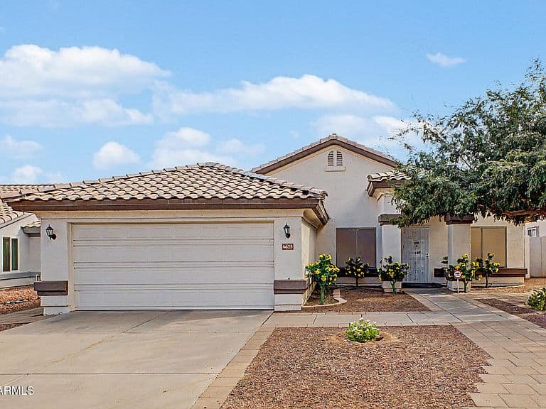4625 E LAVENDER Lane photo 2