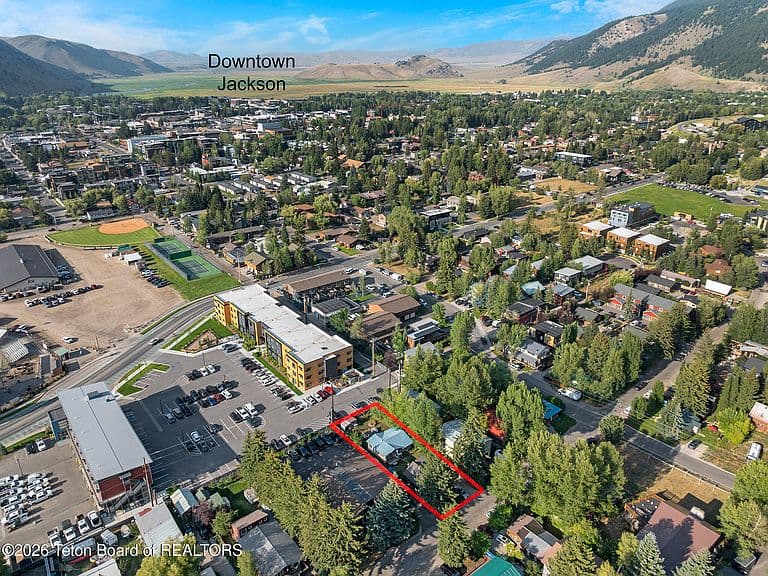 235-237 Aspen Dr photo 2