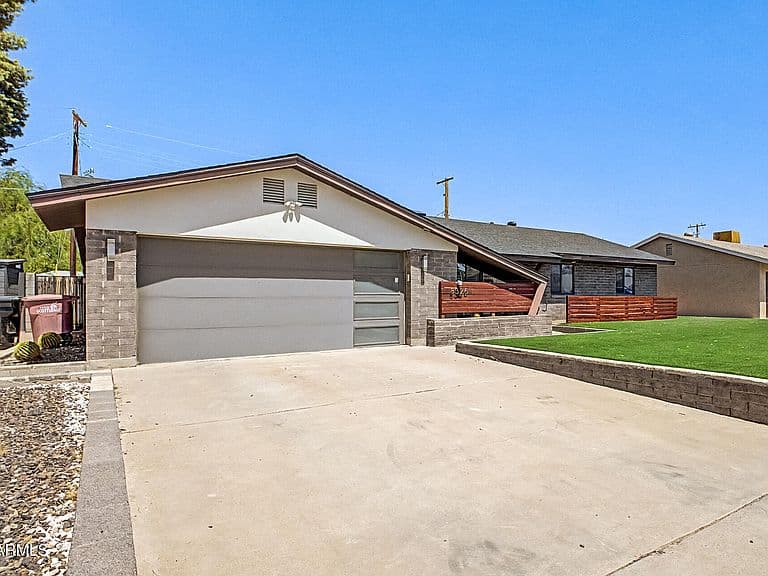 8326 E HUBBELL Street photo 3