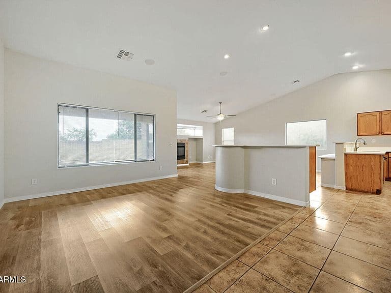 906 W DESERT HOLLOW Drive photo 5