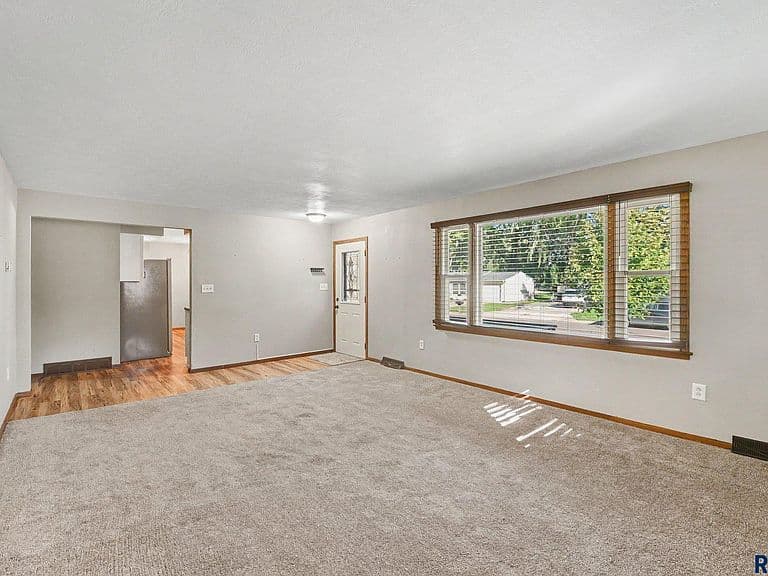 1916 E Sylvan Cir photo 4