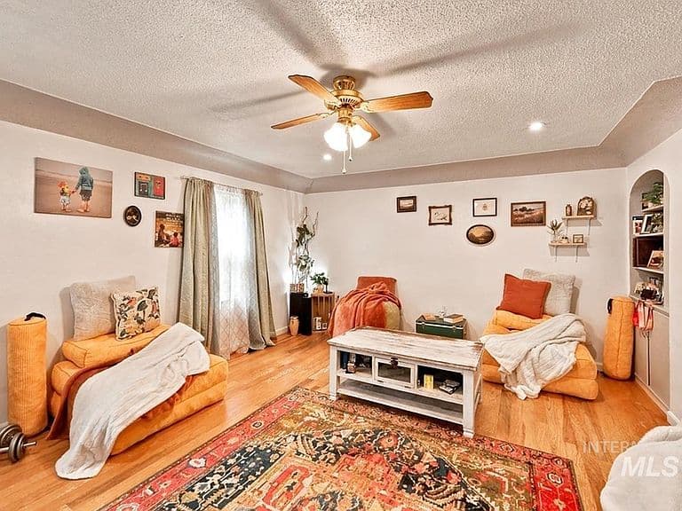 418 E Avenue B photo 3