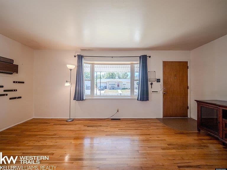1735 Laramie Ave photo 4