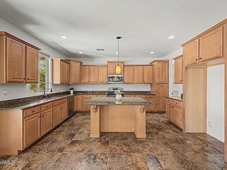 19003 N 28TH Street photo 5
