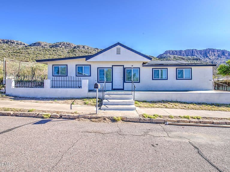 300 N MAGMA Avenue photo 5