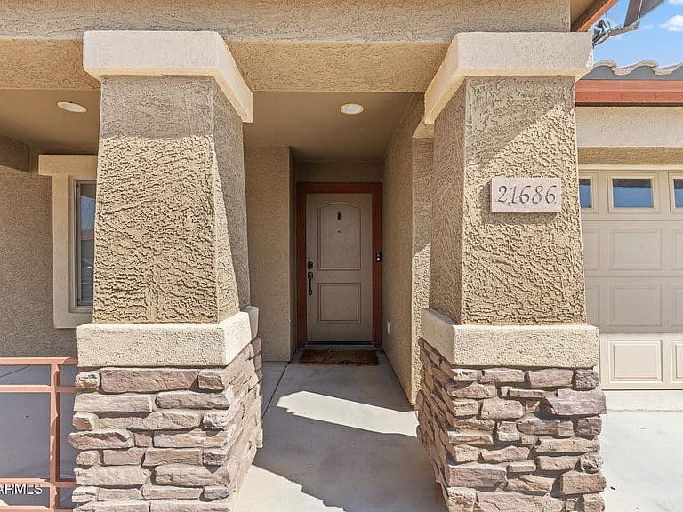 21686 W HESS Avenue photo 4