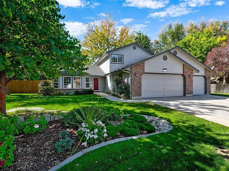 6071 N Drake Way photo 1