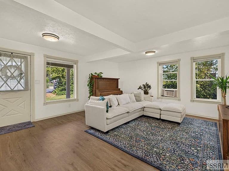 212 Archer St photo 5