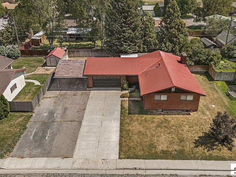 2050 Highland Dr photo 2