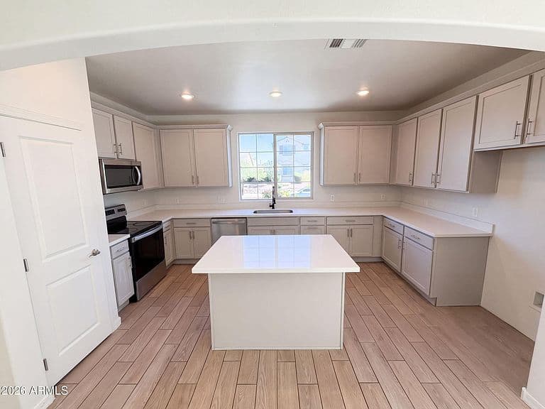 15237 W SHERMAN Street photo 2