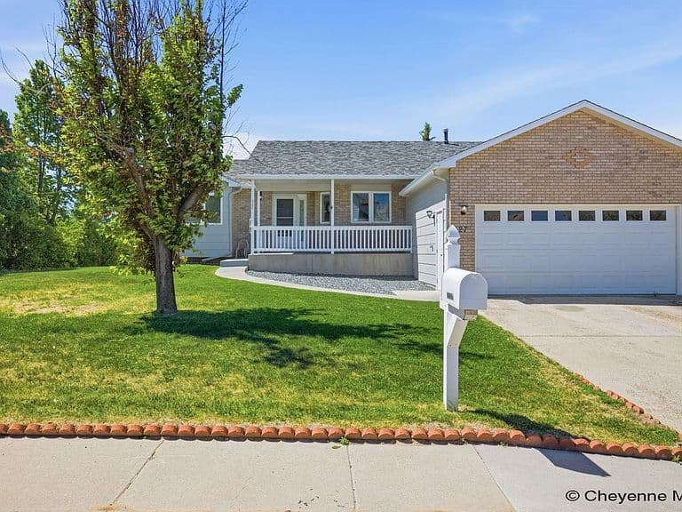 327 Cody St photo 2