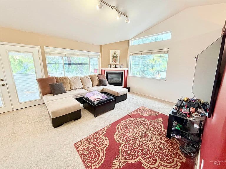 101 Jasper Dr photo 4