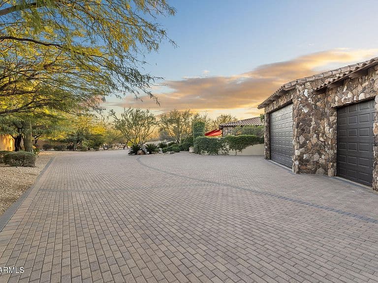 8449 E DIXILETA Drive photo 4