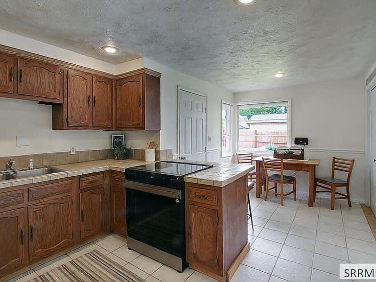 1145 Cathryn Ave photo 5