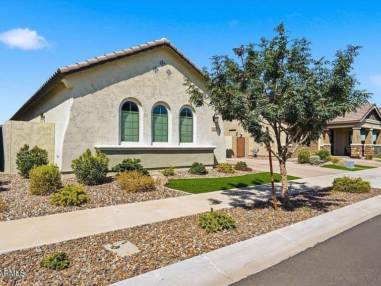 4252 E JOHN Street photo 2
