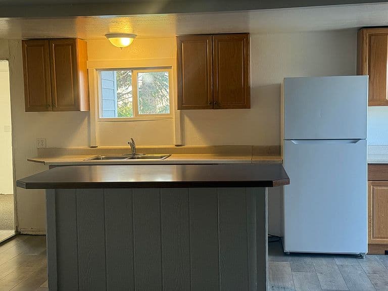 515 W C St photo 3