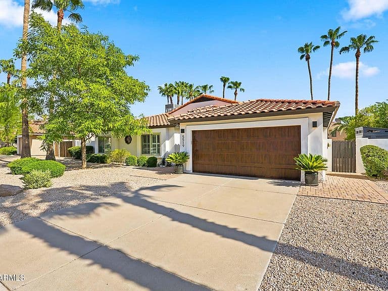 5519 E GRANDVIEW Road photo 2