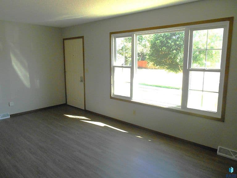 4105 S Holbrook Ave photo 2