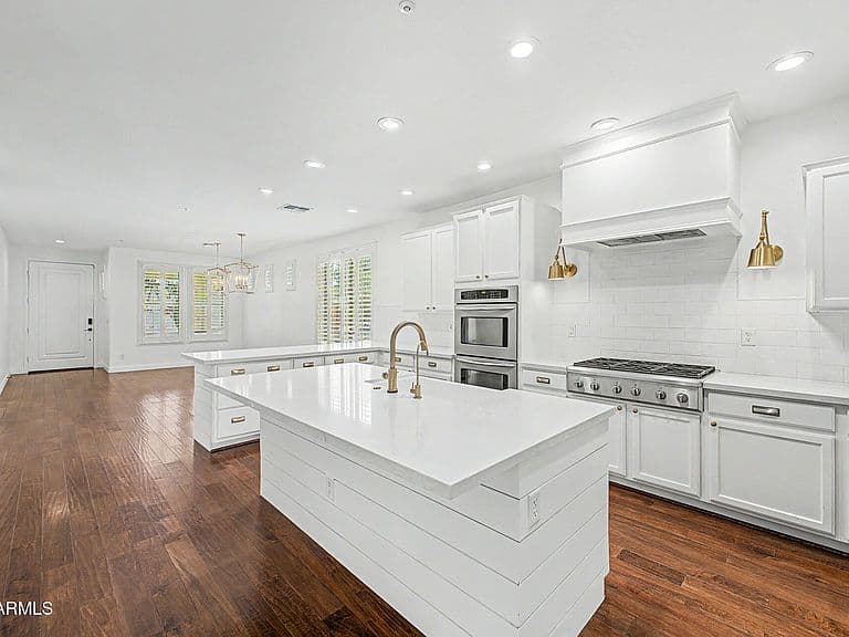 2850 E CAMELLIA Drive photo 3