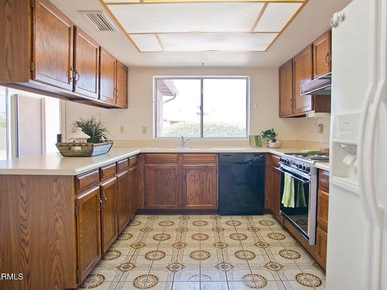 2204 W LOS ARBOLES Place photo 3