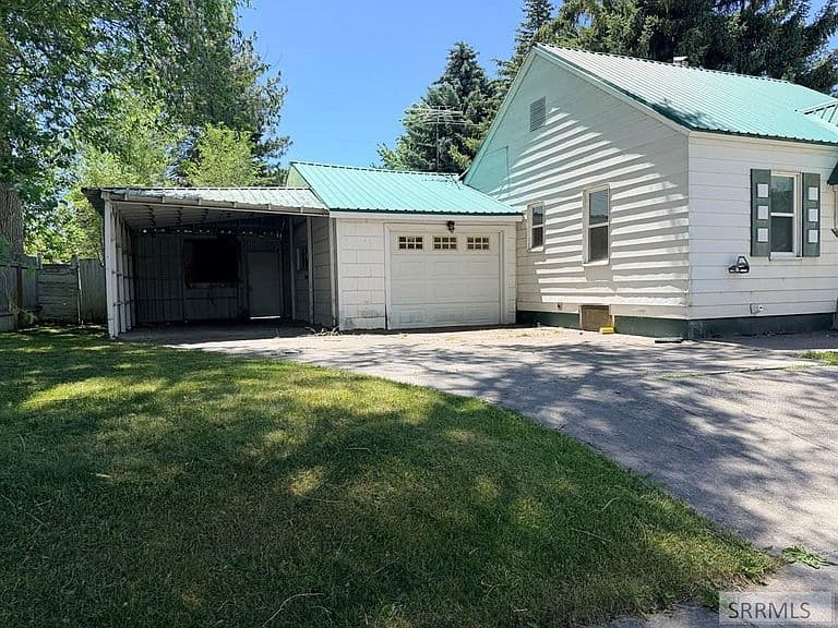 402 3rd St photo 2