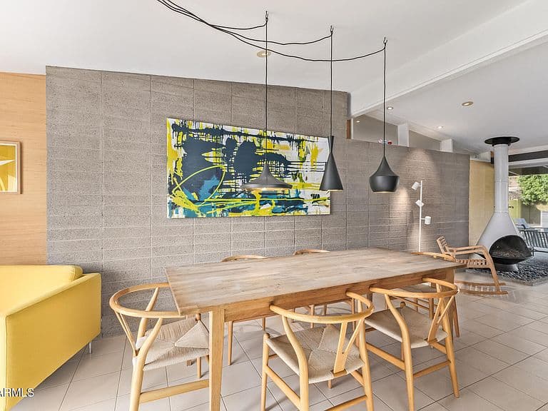 1318 W Glenn Dr photo 1