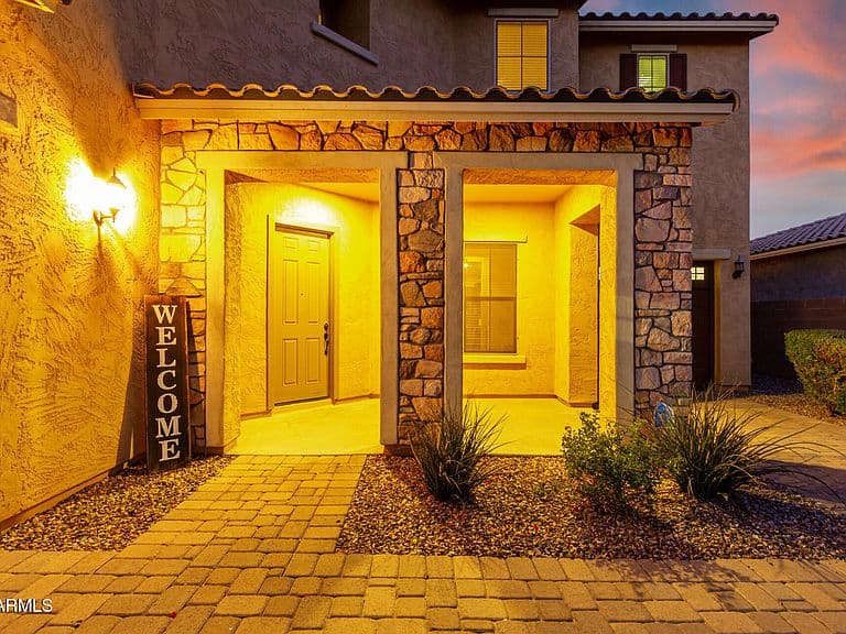2664 E HAZELTINE Way photo 3