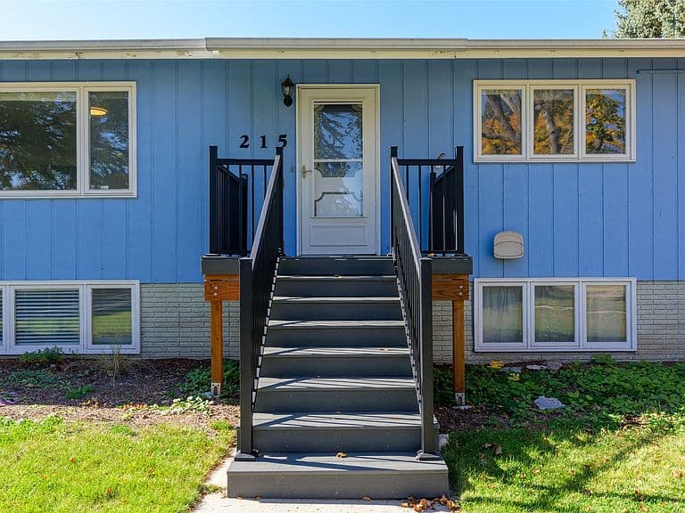 215 College St photo 4