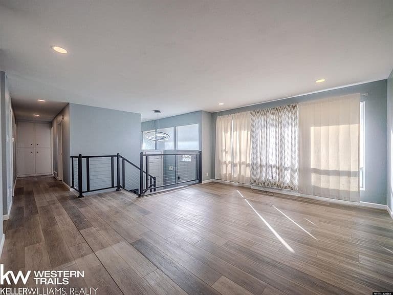 1810 Mariposa Blvd photo 2