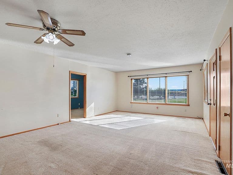 153 N Highway 24 photo 4